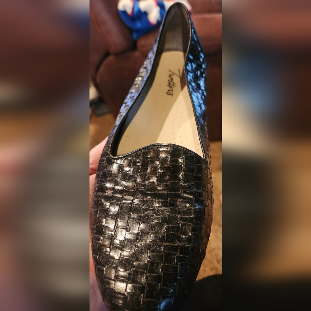 Size 9W Black Trotter Flats